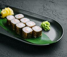 traditioneel vers Japans sushi maki Aan zwart steen bord foto