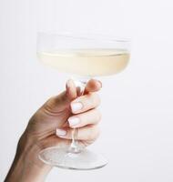hand- houdt glas beker met Champagne foto