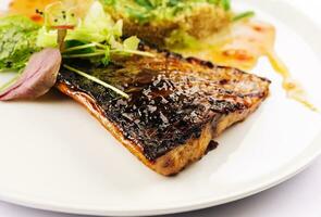 vis schotel - gebakken vis filet en groenten foto