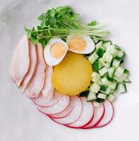 okroshka soep met salade top visie foto