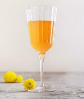mimosa alcohol cocktail met oranje sap en droog Champagne foto