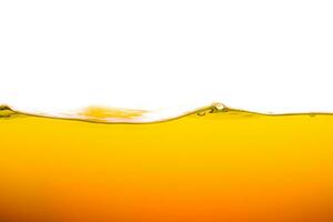 oranje sap is geïsoleerd Aan wit achtergrond. gezond vers drinken en natuurlijk golven. dichtbij omhoog visie. foto