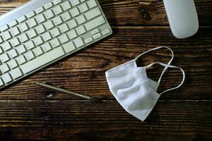 wit masker Aan de bureau. foto