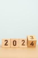 2023 verandering naar 2024 jaar blok Aan tafel. doel, oplossing, strategie, plan, begin, begroting, missie, actie, motivatie en nieuw jaar concepten foto