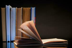 Open boek voor lezing en een stack van boeken foto