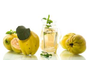 bereid compote van rijp natuurlijk herfst kweepeer, in een glas glas en karaf . foto