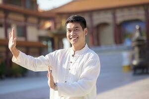 Chinese Mens toothy glimlachen gezicht houding voor gezond oefening foto