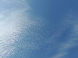 mooi wit wolken Aan diep blauw lucht achtergrond. groot helder zacht pluizig wolken zijn Hoes de geheel blauw lucht. hemellandschap Aan lombok eiland, Indonesië foto