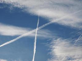 vliegtuigsporen in de lucht foto