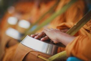 hand- van Thais monnik aan het wachten voor ochtend- voedsel aanbieden foto