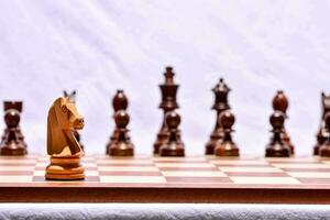 een schaak bord met houten stukken en een paard foto