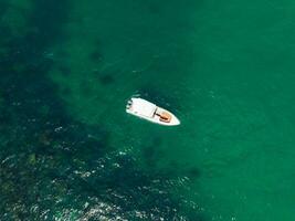 antenne visie van snelheid boot in de aqua zee, dar visie foto