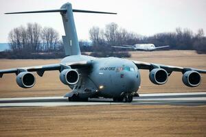 Indisch lucht dwingen boeing c-17a globemaster iii leger vervoer vlak en vliegtuig Bij Boedapest luchthaven. evacuatie speciaal vlucht voor Indisch burgers omdat de oekraïne-russisch oorlog. foto