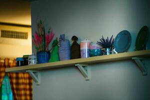 platen, flessen, potten en gerechten in de decor van de cafe. decoratief gerechten Aan een houten plank foto