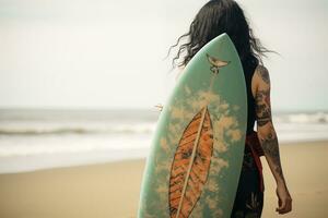 ai gegenereerd mooi surfer meisje met surfboard Aan de zanderig strand. vrouw surfer, water sport. gezond actief levensstijl. surfen. extreem sport. foto