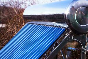 zonne- verzamelaars voor verwarming water in de huis. vernieuwend technologie. ecologisch en schoon toekomst van de planeet foto