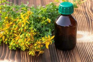 bubbel met geneeskunde van st. John's wort. hypericum - st Johns wort planten geel bloem gebruikt in alternatief geneesmiddel. geneeskrachtig kruiden hypericum voor homeopathisch remedies foto