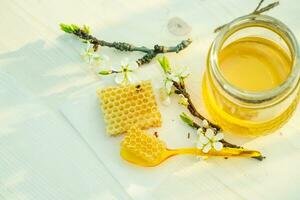 gebroken geel honingraat met honing Aan tafel. honing producten. gezond natuurlijk voedsel concept foto