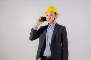 Aziatisch mannetje ingenieur Aan wit achtergrond foto