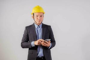 Aziatisch mannetje ingenieur Aan wit achtergrond foto