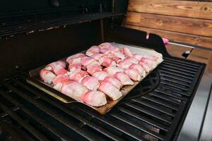 een schulp leugens Aan de grillen. foto