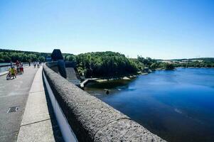 de visie van de top van de dam Aan de rivier- foto