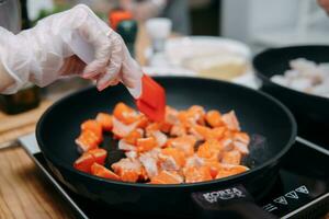 Koken rood vis in een Koken mater klas. de slachten van de vis. huisgemaakt voedsel. foto