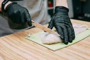 Koken vis in een Koken mater klas. de slachten van de vis. huisgemaakt voedsel. foto