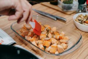 Koken rood vis in een Koken mater klas. de slachten van de vis. huisgemaakt voedsel. foto