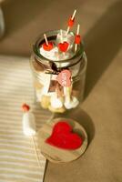 zoet geschenk voor Valentijnsdag dag met uw eigen handen. een geschenk voor de vakantie gemaakt van hartvormig snoepjes en marshmallows foto