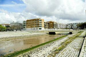 een rivier- rennen door een stad met gebouwen Aan beide zijden foto