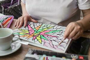 tver, Rusland - februari 25, 2023. vrouw trekt neurografie Bij tafel Bij een psychologisch sessie, neurografisch potlood tekening naar verwijderen beperkingen, kunst behandeling foto