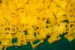 macaroni alfabet brieven Aan een groen bord. foto