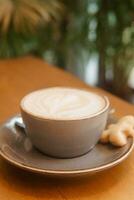 koffie Aan een houten tafel in een cafe, tekeningen Aan koffie. foto