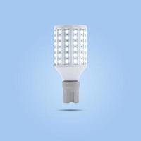 led spaarlamp 230v in een keramische socket geïsoleerd op blauwe pastelkleurige achtergrond. foto