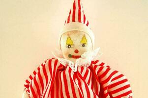 een rood en wit gestreept clown pop foto