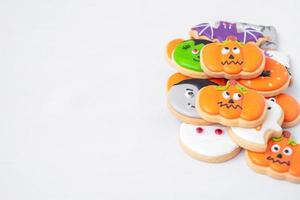 halloween grappige cookies ingesteld op witte achtergrond. truc of bedreiging, gelukkig halloween, hallo oktober, herfstherfst, feestelijk, feest en vakantieconcept