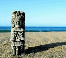 een standbeeld van een persoon Aan de strand foto