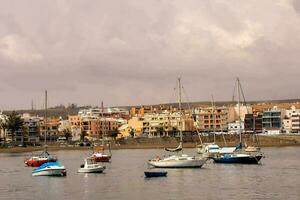 boten in de haven van een stad- Aan een bewolkt dag foto
