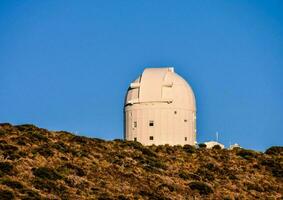 de observatorium is Aan top van een heuvel met een blauw lucht foto