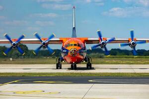 cavok lucht antonov een-12 lading vlak Bij luchthaven schort met maarschalk. lucht vracht en Verzenden. luchtvaart en vliegtuigen. vervoer industrie. globaal Internationale vervoer. vlieg en vliegen. foto