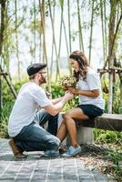 gelukkig lachend paar diversiteit in liefdesmoment samen foto