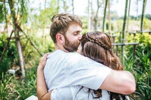 gelukkig lachend paar diversiteit in liefdesmoment samen foto