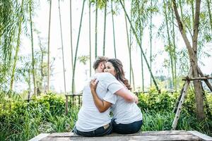 gelukkig lachend paar diversiteit in liefdesmoment samen foto