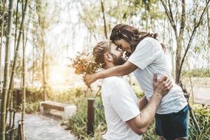 gelukkig lachend paar diversiteit in liefdesmoment samen foto