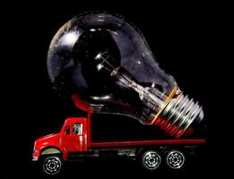 een rood vrachtauto met een licht lamp Aan top foto