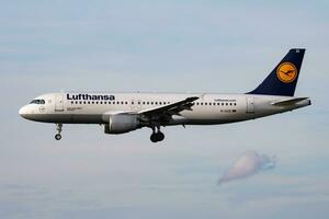 lufthansa passagier vlak Bij luchthaven. schema vlucht reizen. luchtvaart en vliegtuigen. lucht vervoer. globaal Internationale vervoer. vlieg en vliegen. foto