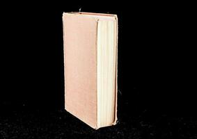 een roze boek Aan een zwart achtergrond foto