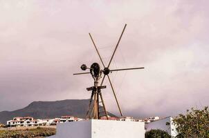 een windmolen Aan top van een rood dak foto