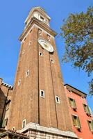 de klok toren van de kerk van san Giovanni in piazza foto